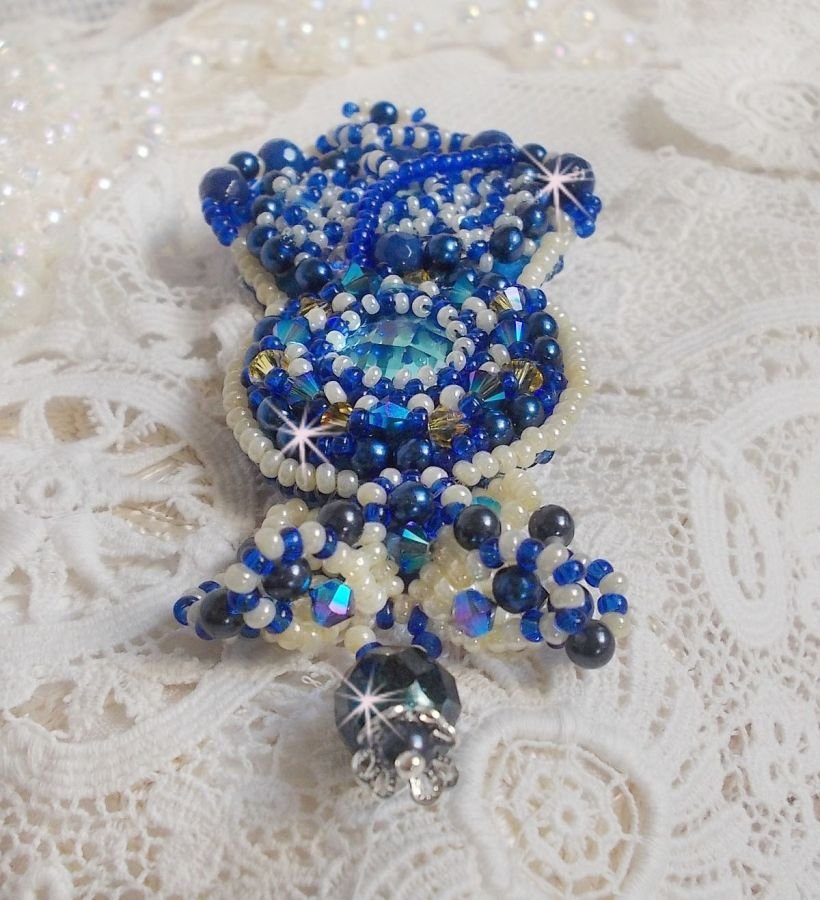 Blue Palace Haute-Couture broche broderet med Swarovski krystaller, runde perleperler, boheme glasfacetter og frøperler