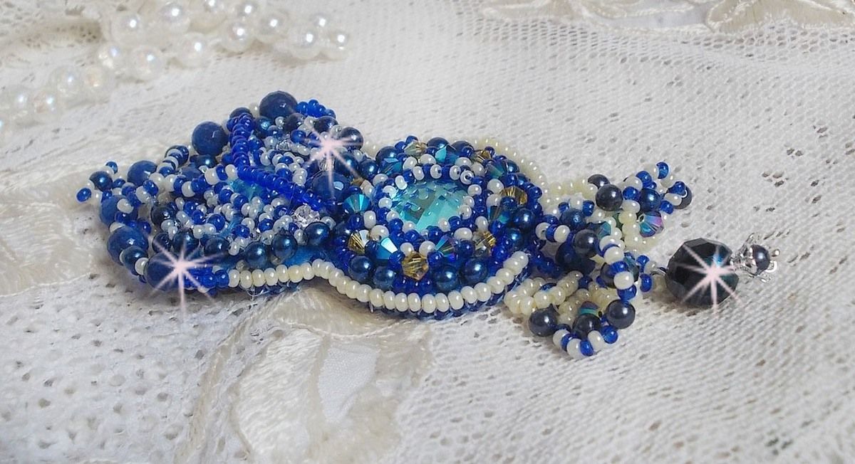 Blue Palace Haute-Couture broche broderet med Swarovski krystaller, runde perleperler, boheme glasfacetter og frøperler