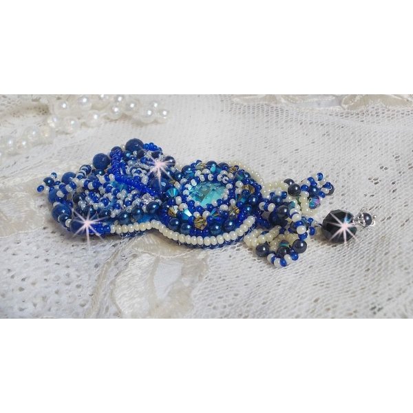 Blue Palace Haute-Couture broche broderet med Swarovski krystaller, runde perleperler, boheme glasfacetter og frøperler