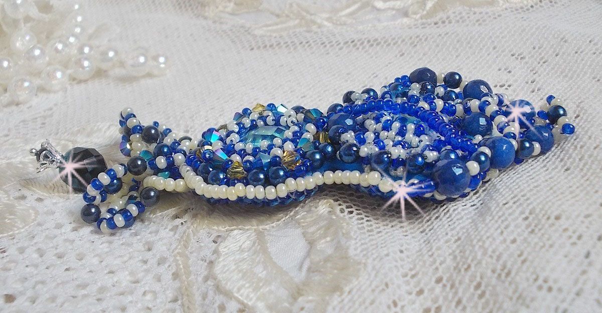 Blue Palace Haute-Couture broche broderet med Swarovski krystaller, runde perleperler, boheme glasfacetter og frøperler