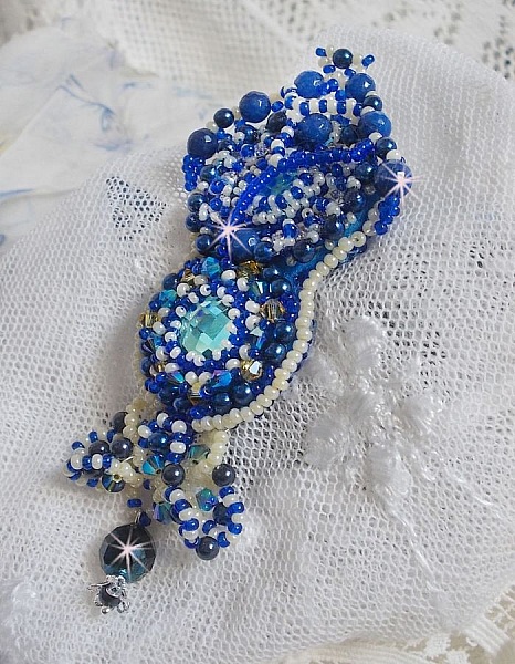 Blue Palace Haute-Couture broche broderet med Swarovski krystaller, runde perleperler, boheme glasfacetter og fr&oslash;perler