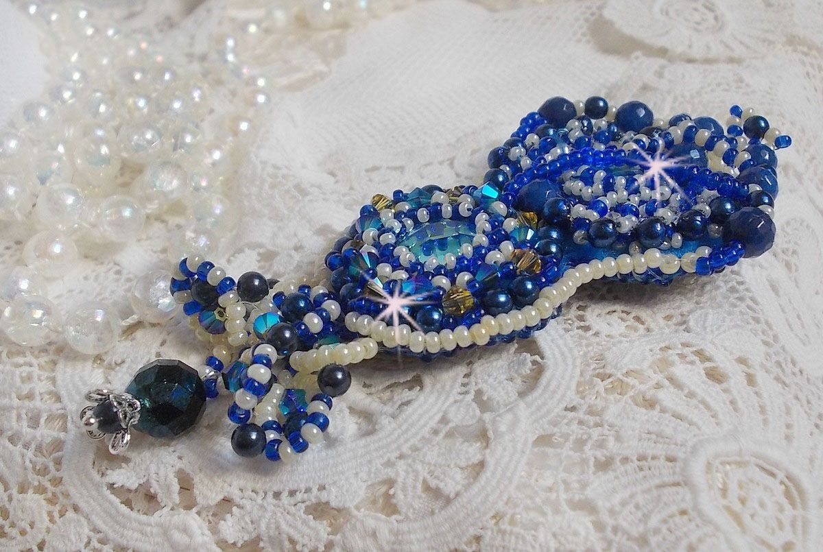 Blue Palace Haute-Couture broche broderet med Swarovski krystaller, runde perleperler, boheme glasfacetter og frøperler