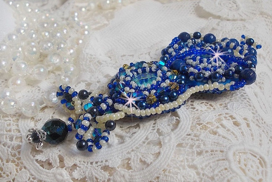 Blue Palace Haute-Couture broche broderet med Swarovski krystaller, runde perleperler, boheme glasfacetter og fr&oslash;perler