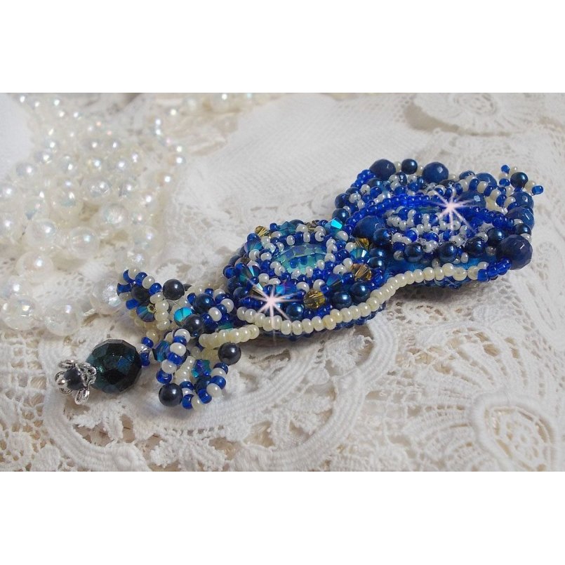 Blue Palace Haute-Couture broche broderet med Swarovski krystaller, runde perleperler, boheme glasfacetter og frøperler