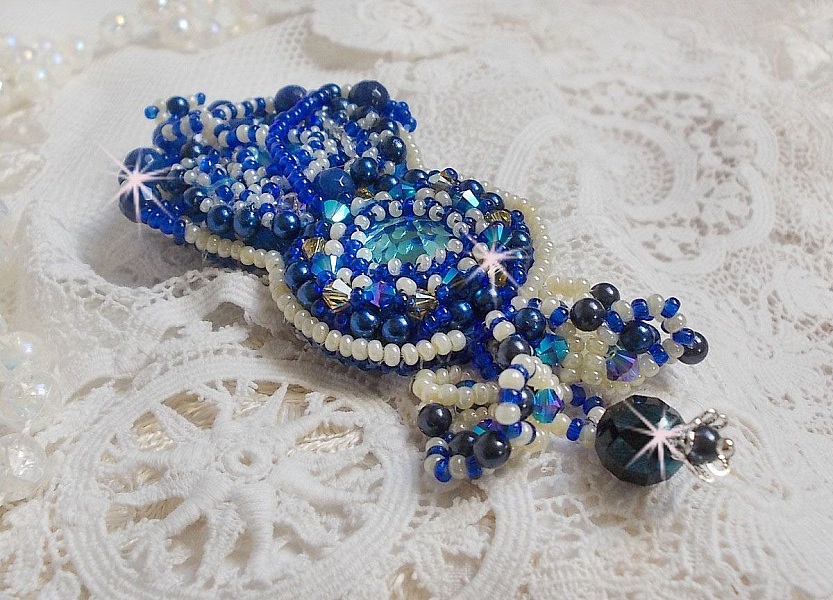 Blue Palace Haute-Couture broche broderet med Swarovski krystaller, runde perleperler, boheme glasfacetter og fr&oslash;perler