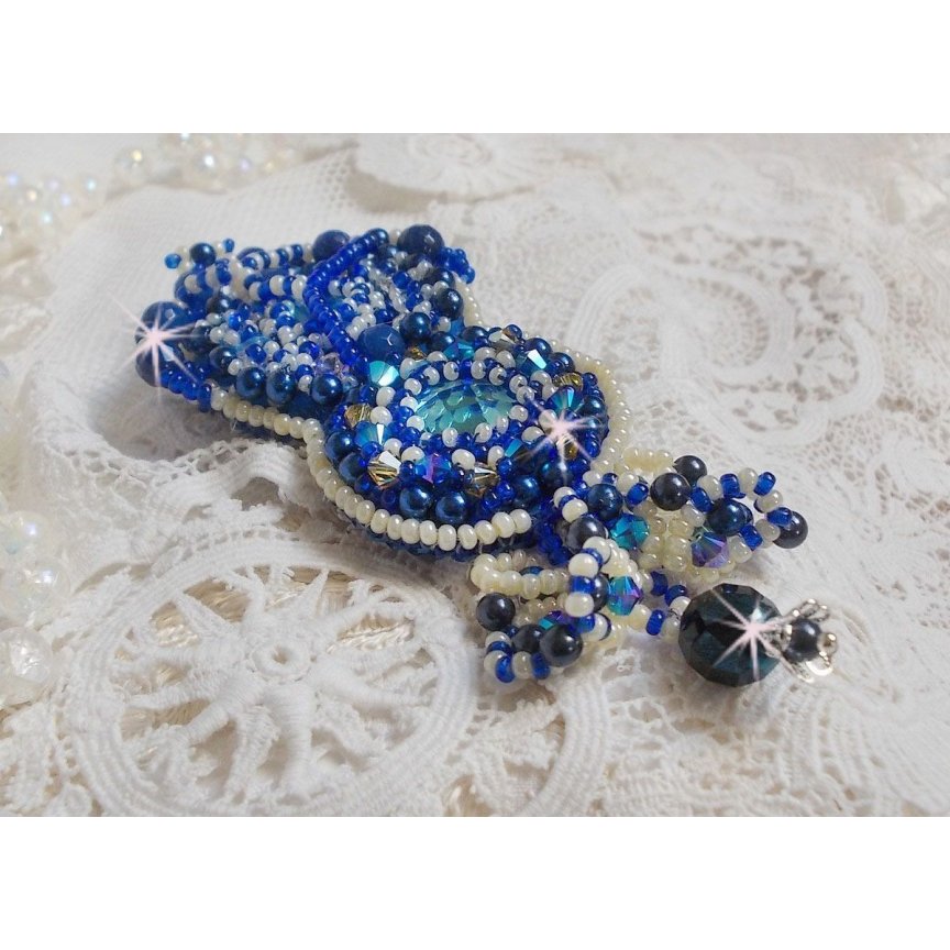 Blue Palace Haute-Couture broche broderet med Swarovski krystaller, runde perleperler, boheme glasfacetter og frøperler