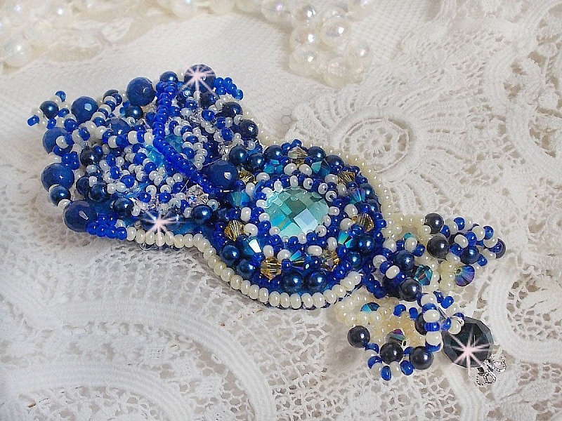 Blue Palace Haute-Couture broche broderet med Swarovski krystaller, runde perleperler, boheme glasfacetter og fr&oslash;perler