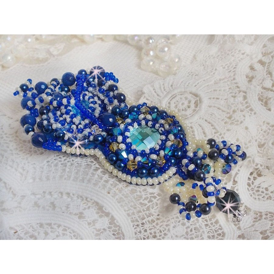 Blue Palace Haute-Couture broche broderet med Swarovski krystaller, runde perleperler, boheme glasfacetter og frøperler