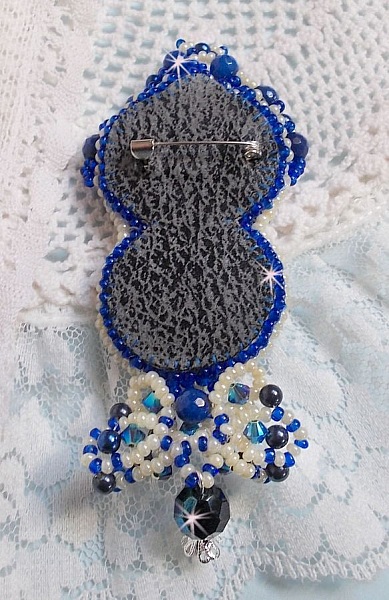 Blue Palace Haute-Couture broche broderet med Swarovski krystaller, runde perleperler, boheme glasfacetter og fr&oslash;perler