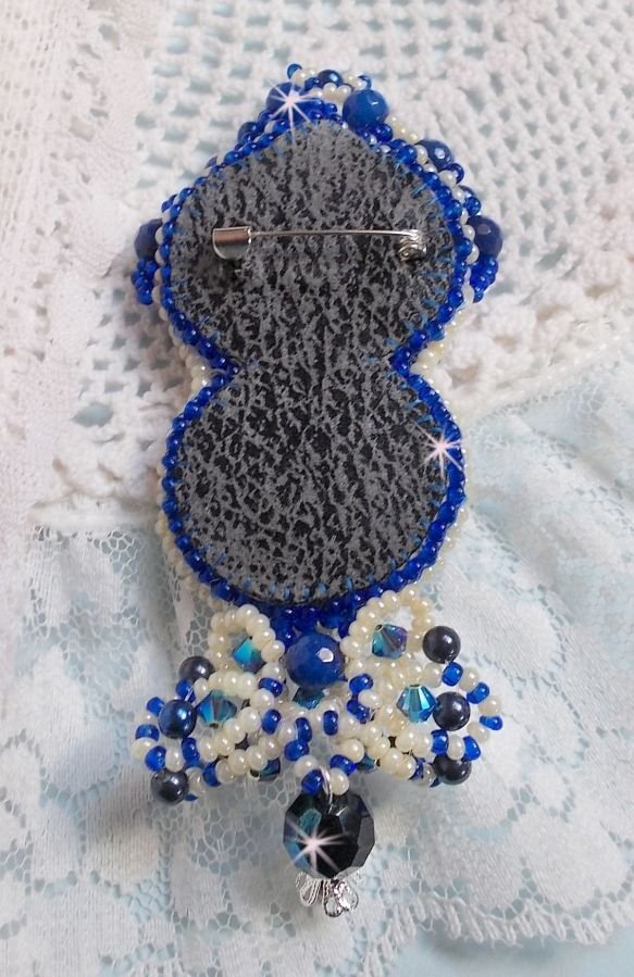 Blue Palace Haute-Couture broche broderet med Swarovski krystaller, runde perleperler, boheme glasfacetter og frøperler