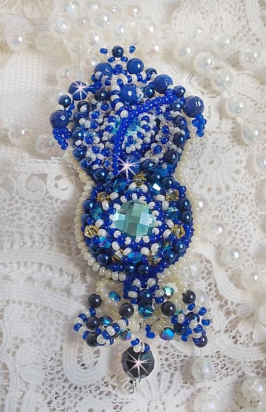 Blue Palace Haute-Couture broche broderet med Swarovski krystaller, runde perleperler, boheme glasfacetter og fr&oslash;perler