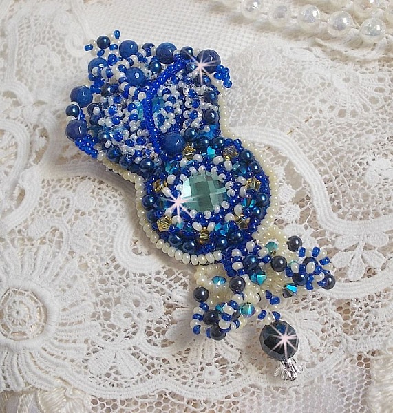 Blue Palace Haute-Couture broche broderet med Swarovski krystaller, runde perleperler, boheme glasfacetter og fr&oslash;perler