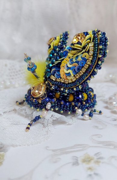 Broche Cara Royal Soleil, brod&eacute;e avec perles d&rsquo;eau douce, sequins, verre, strass et cristaux de swarovski