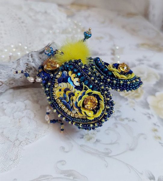 Broche Cara Royal Soleil, brod&eacute;e avec perles d&rsquo;eau douce, sequins, verre, strass et cristaux de swarovski