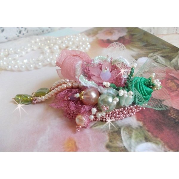 Soft Powdered broche skabt med blonder, organza b&aring;nd, Swarovski perler, glasperler og fr&oslash;perler 