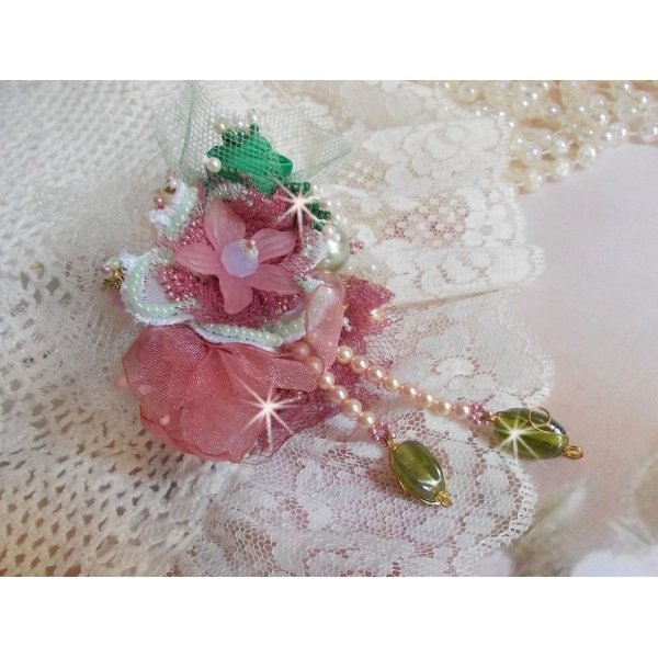 Soft Powdered broche skabt med blonder, organza b&aring;nd, Swarovski perler, glasperler og fr&oslash;perler 