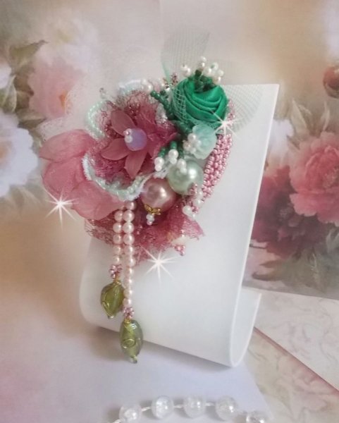 Soft Powdered broche skabt med blonder, organza b&aring;nd, Swarovski perler, glasperler og fr&oslash;perler 