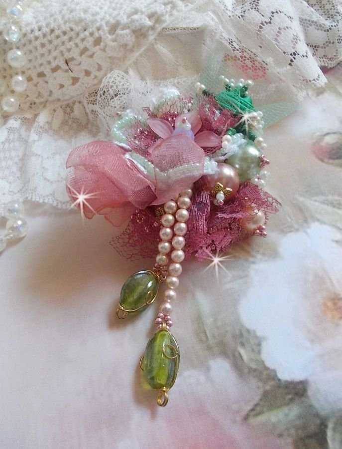 Soft Powdered broche skabt med blonder, organza bånd, Swarovski perler, glasperler og frøperler 