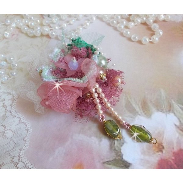 Soft Powdered broche skabt med blonder, organza b&aring;nd, Swarovski perler, glasperler og fr&oslash;perler 