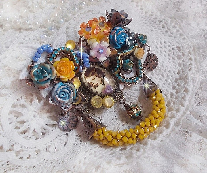 Broche artisanale baroque ornée de fleurs et perles colorées.