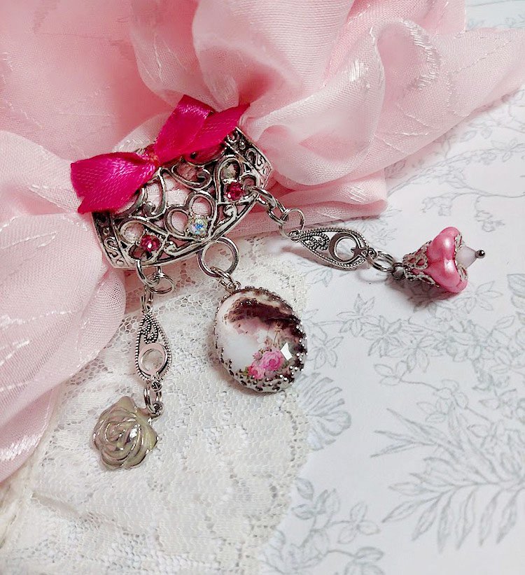 Broche Luna créée avec cabochon et clochette verre, pendentifs arabesques métal et perles cristal Swarovski