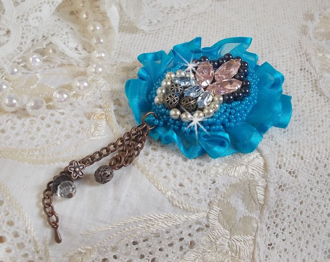 Belle Epoque Haute-Couture broche er broderet med Swarovski-krystaller, runde perler, charms, bånd og frøperler