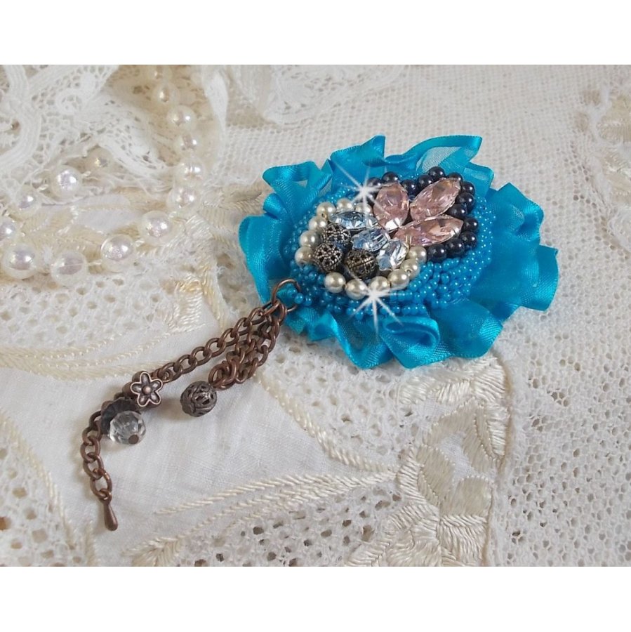 Belle Epoque Haute-Couture broche er broderet med Swarovski-krystaller, runde perler, charms, bånd og frøperler