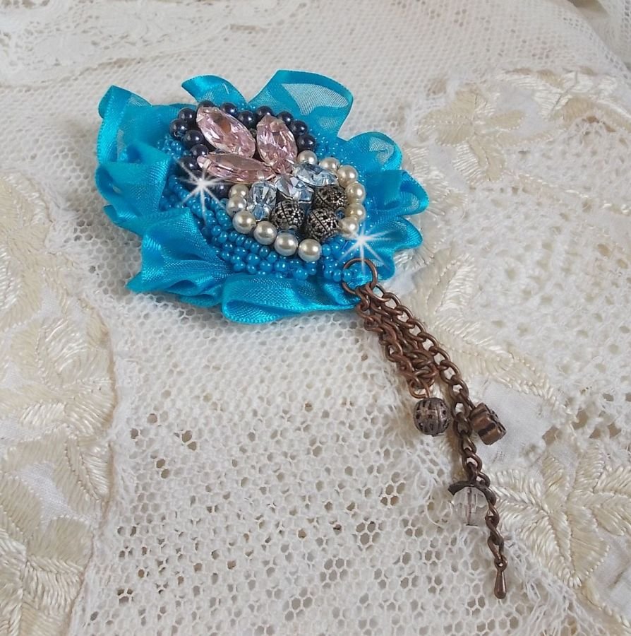 Belle Epoque Haute-Couture broche er broderet med Swarovski-krystaller, runde perler, charms, bånd og frøperler