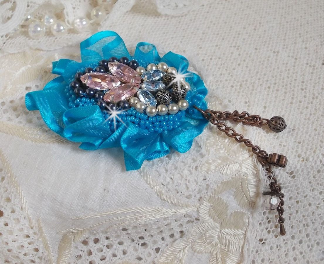 Belle Epoque Haute-Couture broche er broderet med Swarovski-krystaller, runde perler, charms, bånd og frøperler