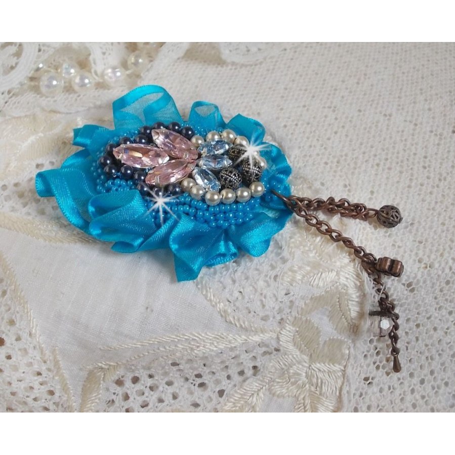 Belle Epoque Haute-Couture broche er broderet med Swarovski-krystaller, runde perler, charms, bånd og frøperler