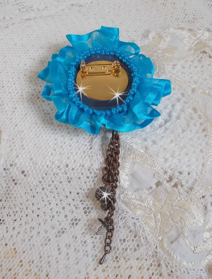 Belle Epoque Haute-Couture broche er broderet med Swarovski-krystaller, runde perler, charms, bånd og frøperler