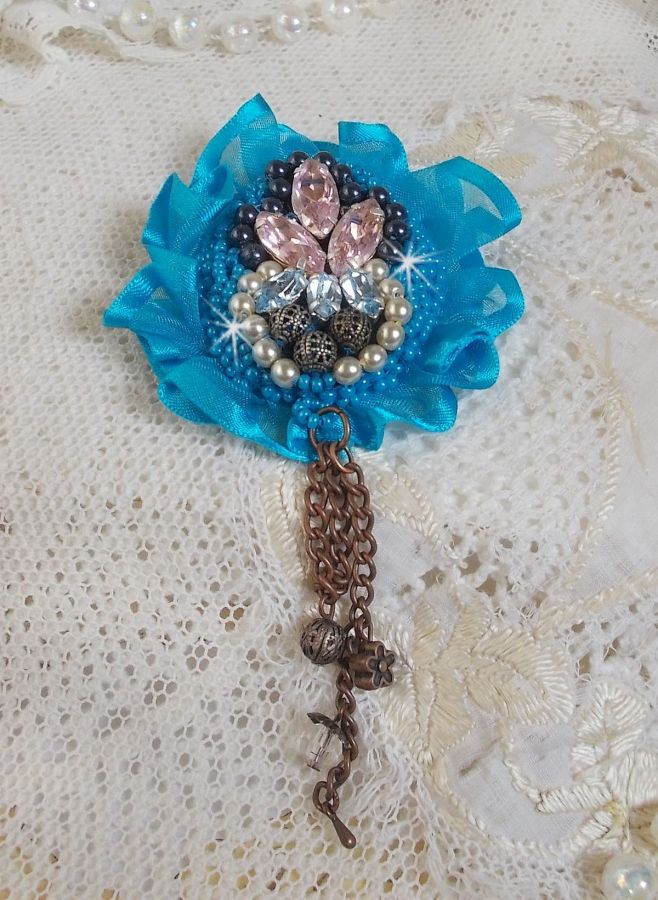 Belle Epoque Haute-Couture broche er broderet med Swarovski-krystaller, runde perler, charms, bånd og frøperler