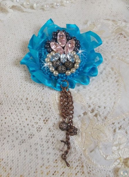 Belle Epoque Haute-Couture broche er broderet med Swarovski-krystaller, runde perler, charms, b&aring;nd og fr&oslash;perler
