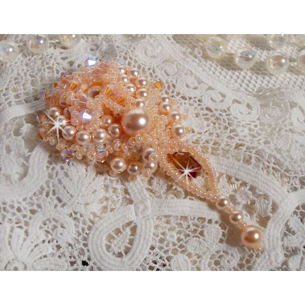 Idylle Beauty broche broderet med Swarovski-krystaller, runde perler og fr&oslash;perler