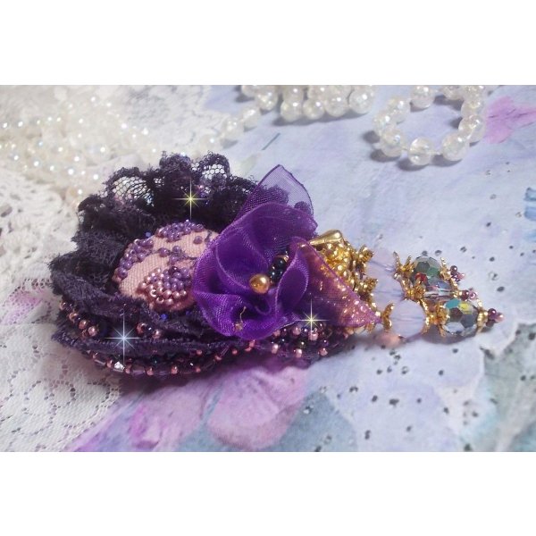 Romantisk Lady broche broderet med 1950'ernes lilla blonder, krystaller, fr&oslash;perler og glasperler