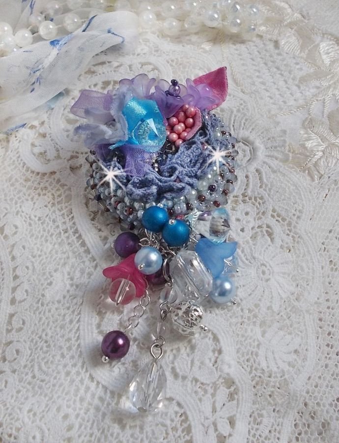 Mademoisellle Bluse Haute-couture broche broderet med Swarovski-krystaller, perler, Lucite-blomster og smukke frøperler