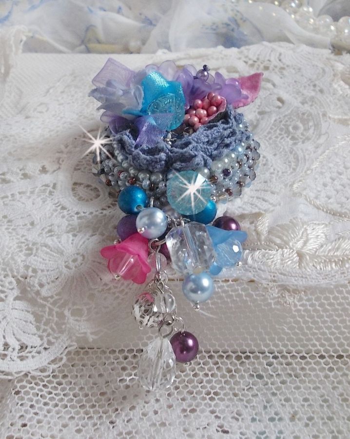 Mademoisellle Bluse Haute-couture broche broderet med Swarovski-krystaller, perler, Lucite-blomster og smukke frøperler