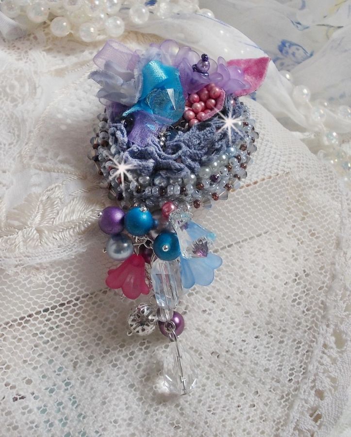 Mademoisellle Bluse Haute-couture broche broderet med Swarovski-krystaller, perler, Lucite-blomster og smukke frøperler