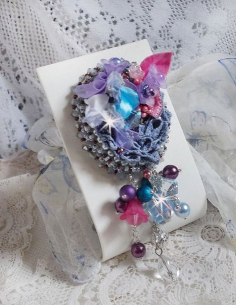 Mademoisellle Bluse Haute-couture broche broderet med Swarovski-krystaller, perler, Lucite-blomster og smukke fr&oslash;perler