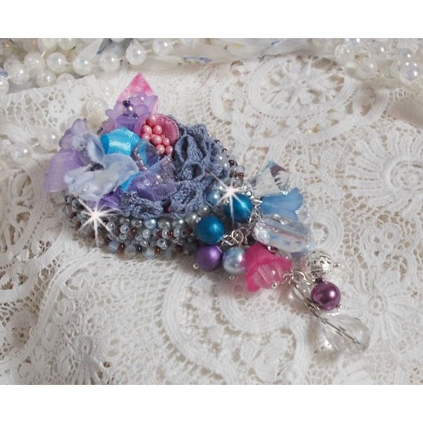 Mademoisellle Bluse Haute-couture broche broderet med Swarovski-krystaller, perler, Lucite-blomster og smukke fr&oslash;perler