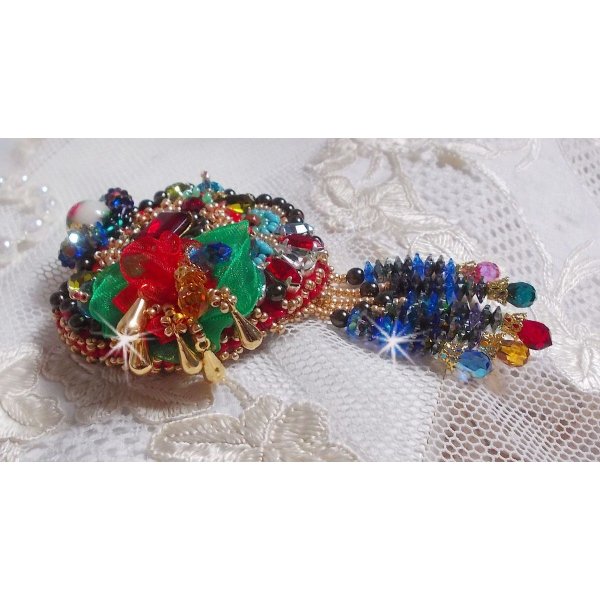 Broche Mia Haute-Couture brodée avec des Cristaux de Swarovski, un cabochon vintage des années 1960, des fleurs Lucite, des perles rondes nacrées et des rocailles, 