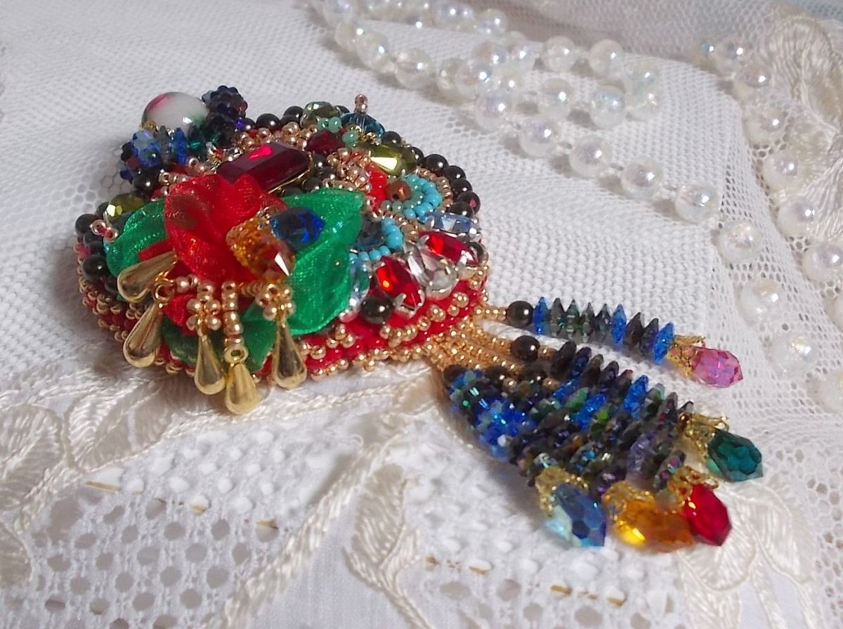 Broche Mia Haute-Couture brodée avec des Cristaux de Swarovski, un cabochon vintage des années 1960, des fleurs Lucite, des perles rondes nacrées et des rocailles, 