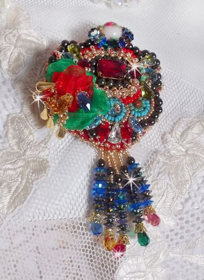 Broche Mia Haute-Couture brodée avec des Cristaux de Swarovski, un cabochon vintage des années 1960, des fleurs Lucite, des perles rondes nacrées et des rocailles, 