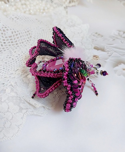 Broche Mouchi Rose Fuchsia et Noir brod&eacute;e avec sequins, strass, perles verres, rocailles et perles cristal Swarovski
