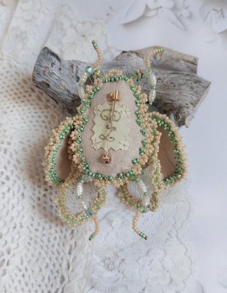 Broche Mouchon Terra Caramel brod&eacute; avec perles verres, sequins, dentelle et perles cristal Swarovski.