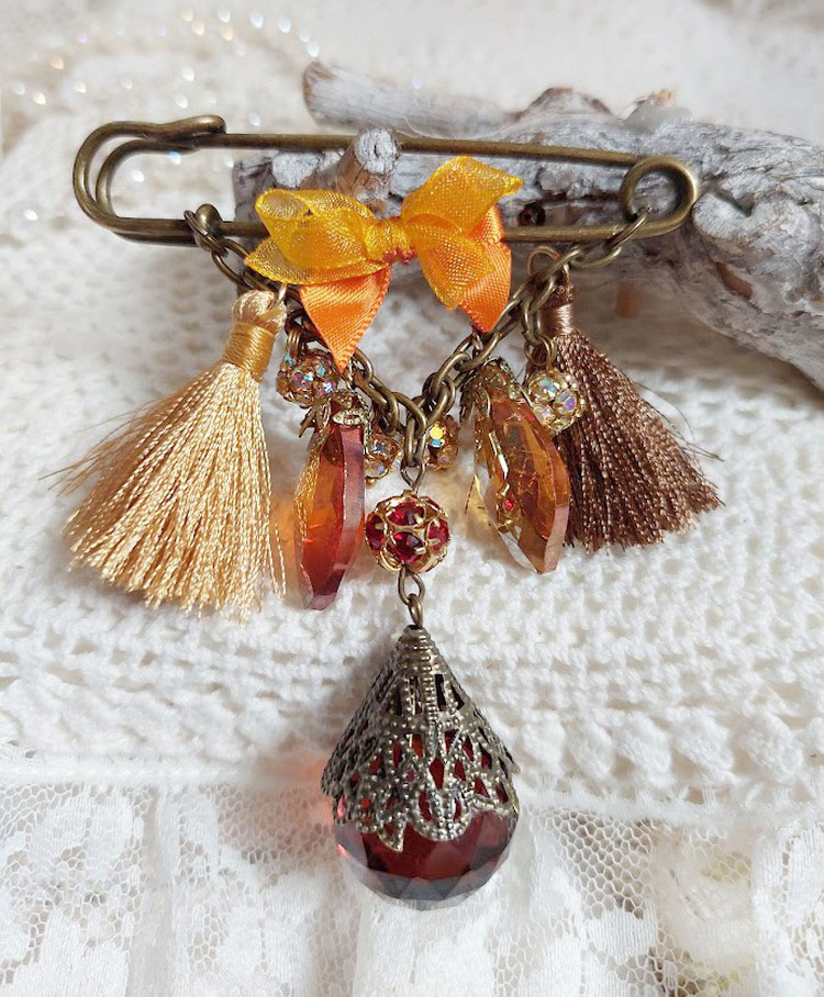 Broche Méline des Bois épingle créée avec rondes strass, pompons, gouttes verre, chaîne et boule de bohème en verre