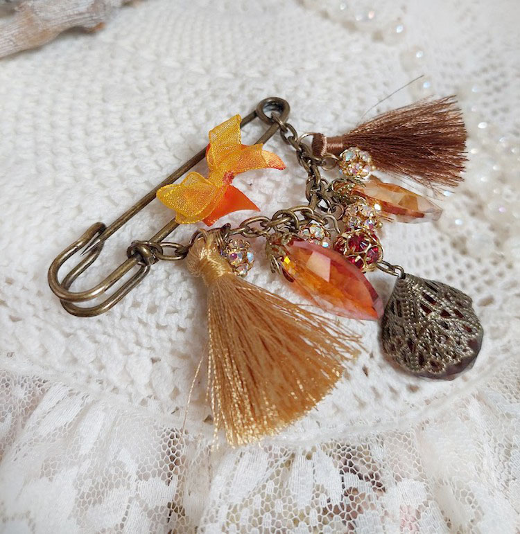 Broche Méline des Bois épingle créée avec rondes strass, pompons, gouttes verre, chaîne et boule de bohème en verre