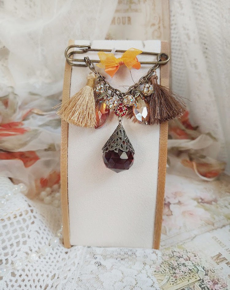 Broche Méline des Bois épingle créée avec rondes strass, pompons, gouttes verre, chaîne et boule de bohème en verre