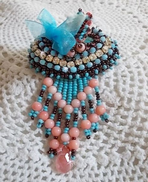 Naiad broche broderet med &aelig;delstensperler (turkis og koral), krystaller, koskind og fr&oslash;perler