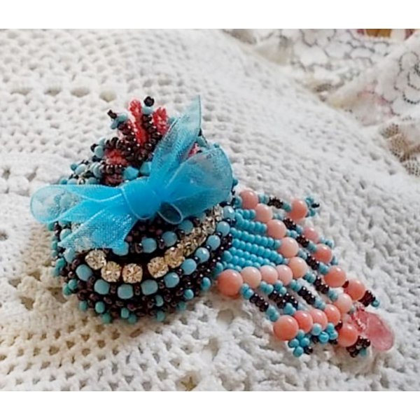 Naiad broche broderet med &aelig;delstensperler (turkis og koral), krystaller, koskind og fr&oslash;perler